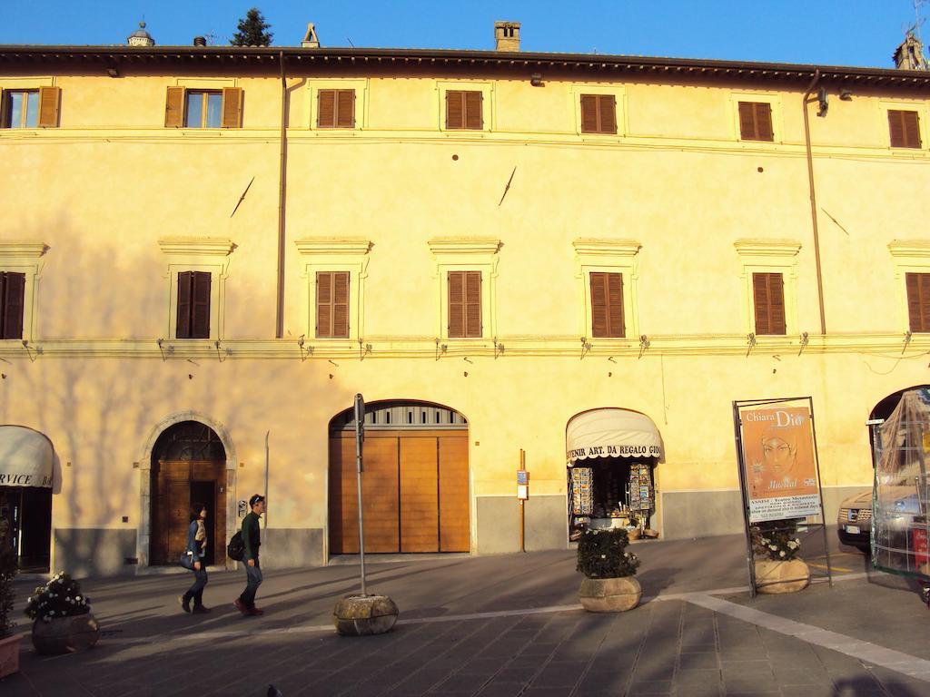 Appartamenti Piazza Santa Chiara Assisi Exterior foto
